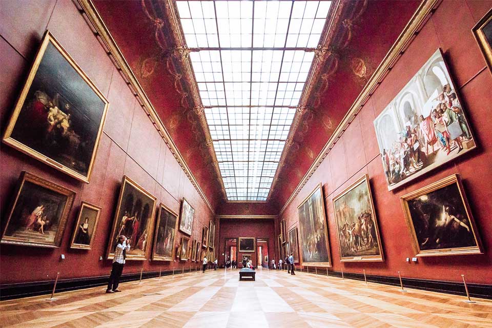 the paintings room in the Louvre Museum